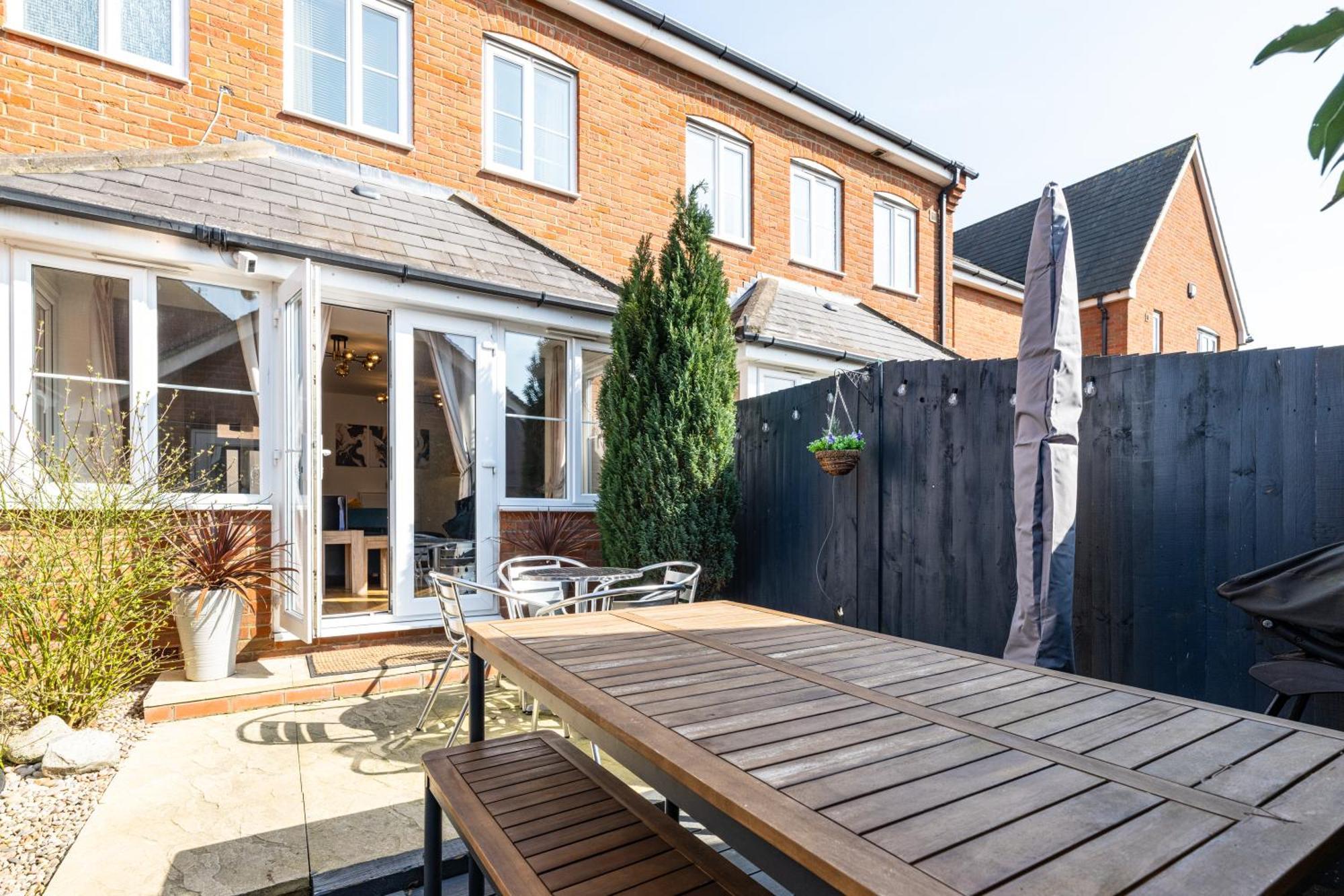 Modern And Spacious Home From Home 1 Mile From M1 - With Netflix, Prime Video, Ps5, Free Parking, Superfast Wifi, Bbq - Sleeps 11 - By Brightleap Apartments Milton Keynes Exterior foto